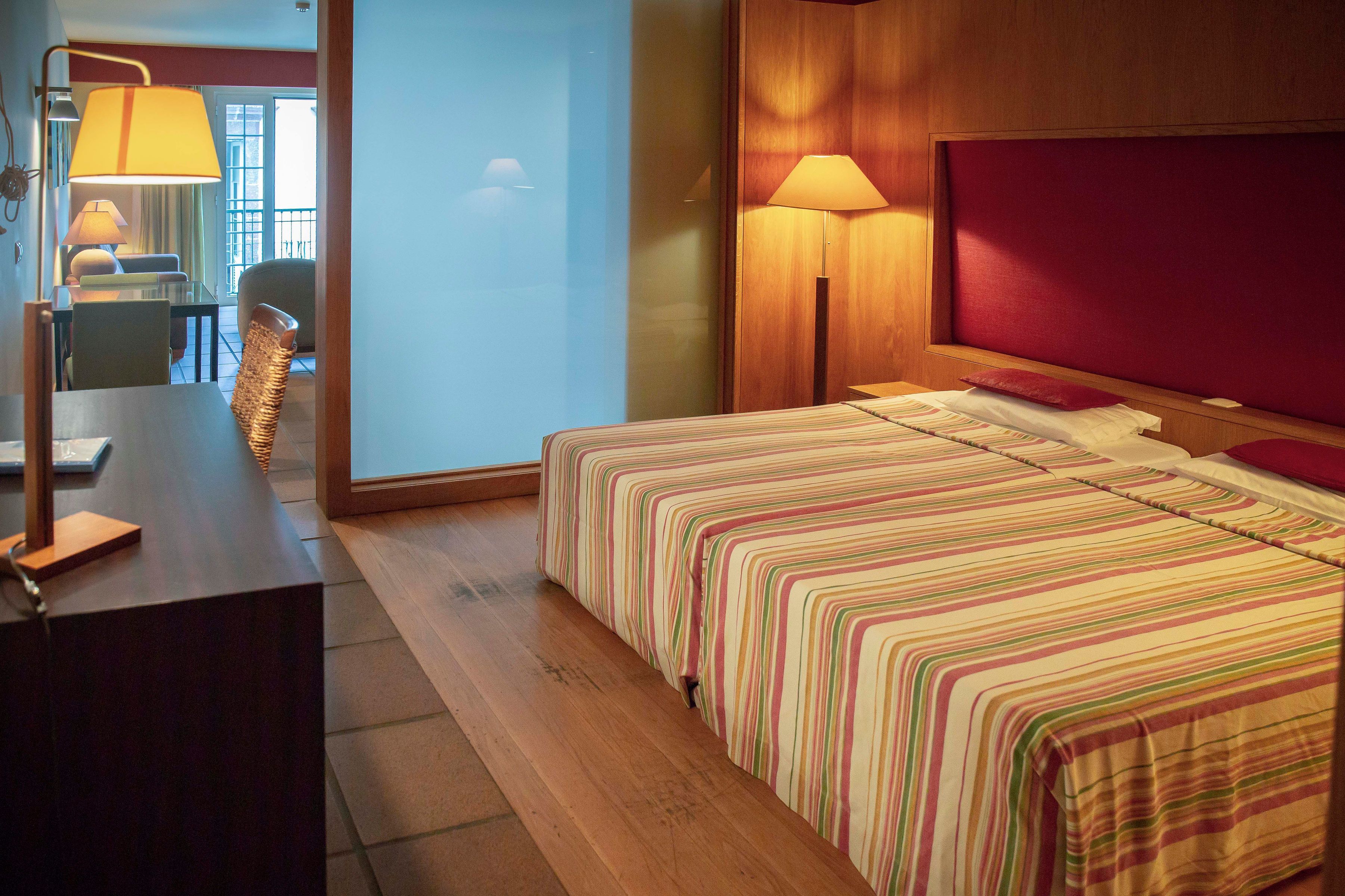 มินิบาร์, ตู้นิรภัยในห้องพัก, โต๊ะทำงาน, พื้นที่ทำงานแบบใช้แล็ปท็อป