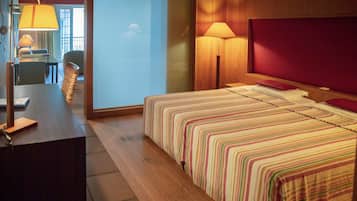 Minibar, Zimmersafe, Schreibtisch, laptopgeeigneter Arbeitsplatz