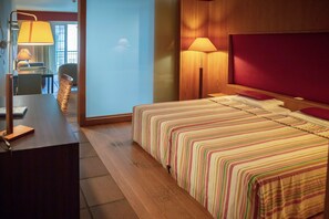 Minibar, caja de seguridad en la habitación y escritorio 