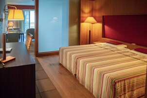 迷你吧、客房内保险箱、办公桌、笔记本电脑工作区