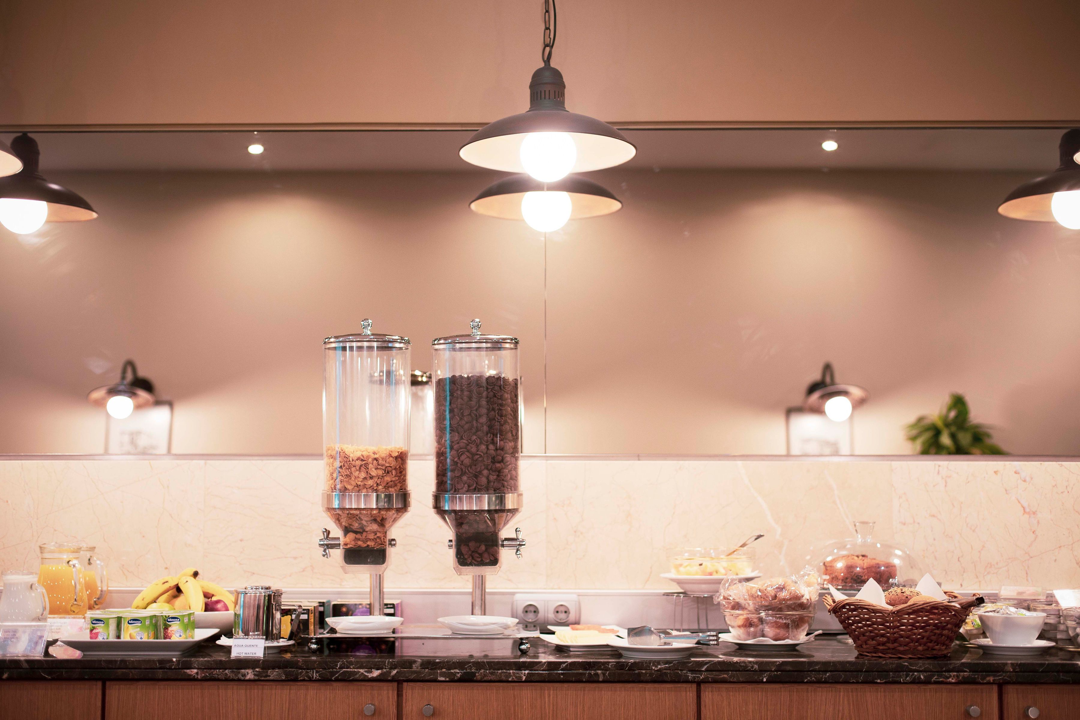 อาหารเช้าแบบบุฟเฟ่ต์ทุกวัน (EUR 7.5 ต่อคน)