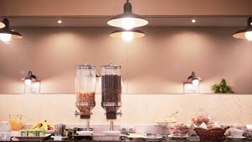 Desayuno buffet (EUR 7.5 por persona)