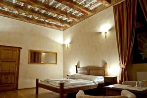 Deluxe Double Room | Peti besi dalam bilik, dihias secara berasingan, meja, kalis bunyi