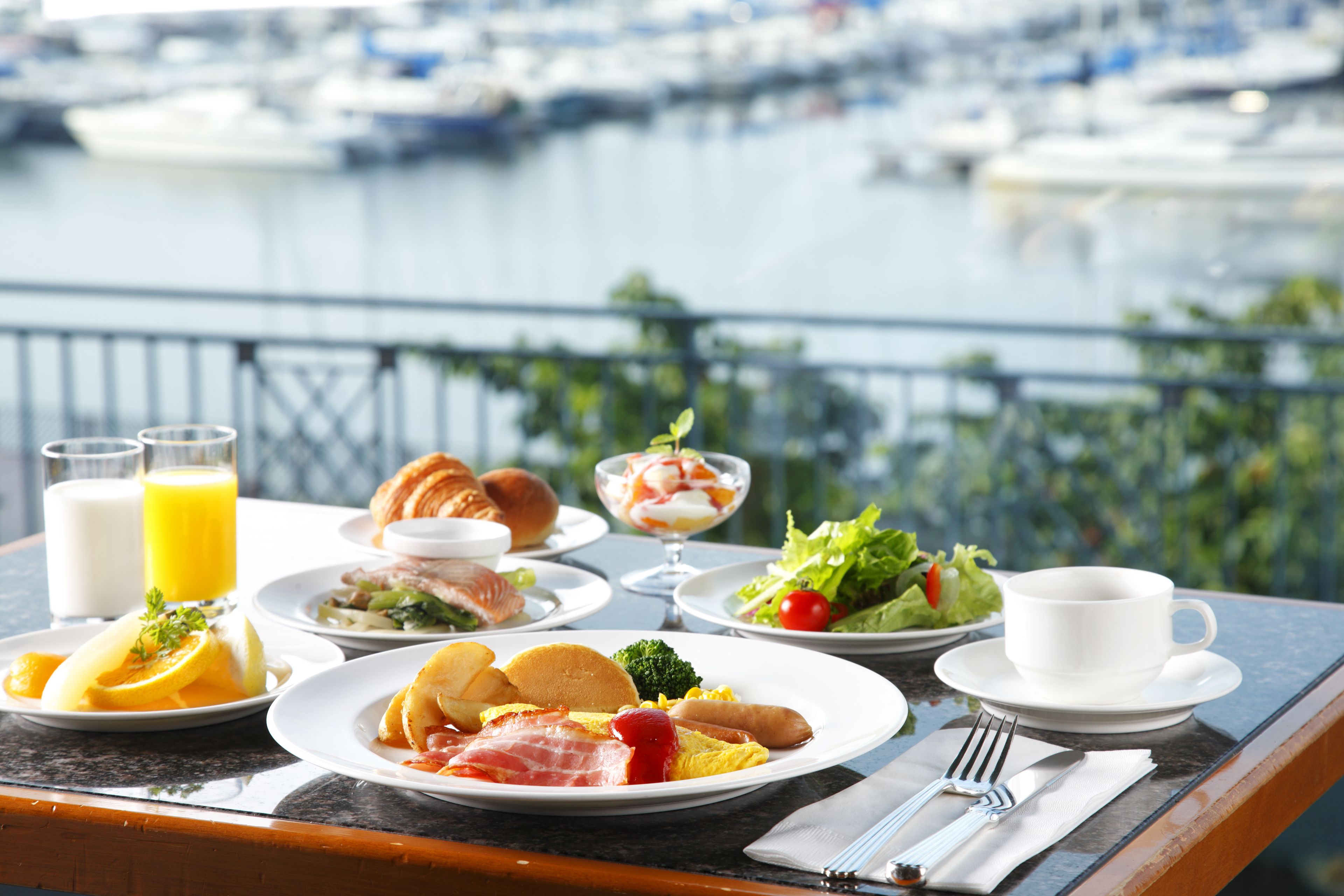 daily buffet breakfast (jpy 3025 per person)