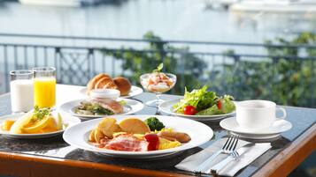 Daily buffet breakfast (JPY 3025 per person)