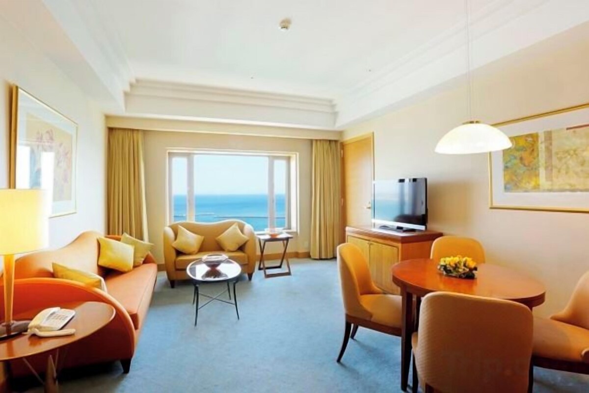 Living area | 32-inch LCD TV with cable channels