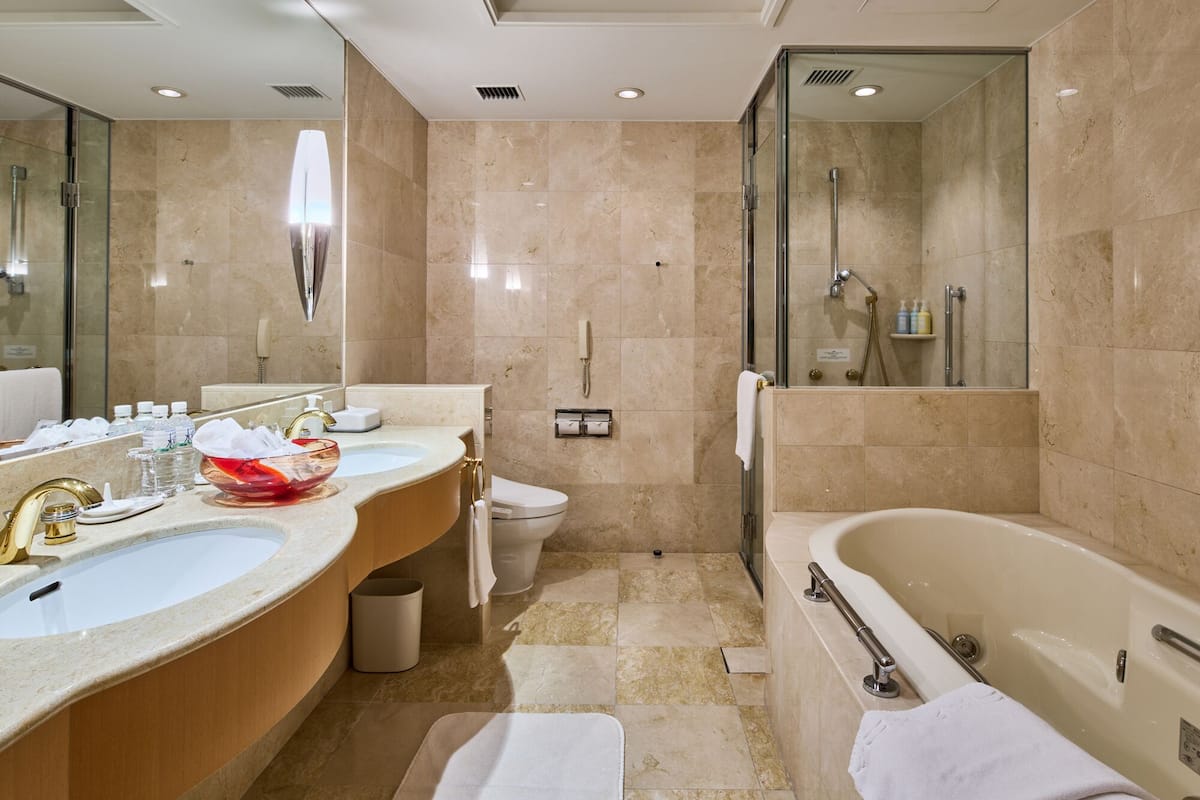 combined shower/bathtub, free toiletries, hair dryer, slippers