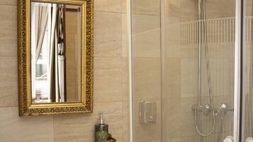 Chambre Double pour 1 personne | Salle de bain | SĂšche-cheveux, peignoirs, serviettes fournies