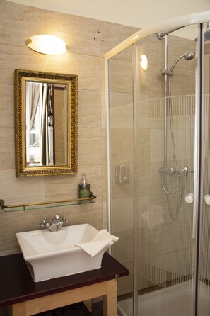 Kamar Double untuk 1 Orang | Kamar mandi | Pengering rambut, jubah mandi,  dan handuk
