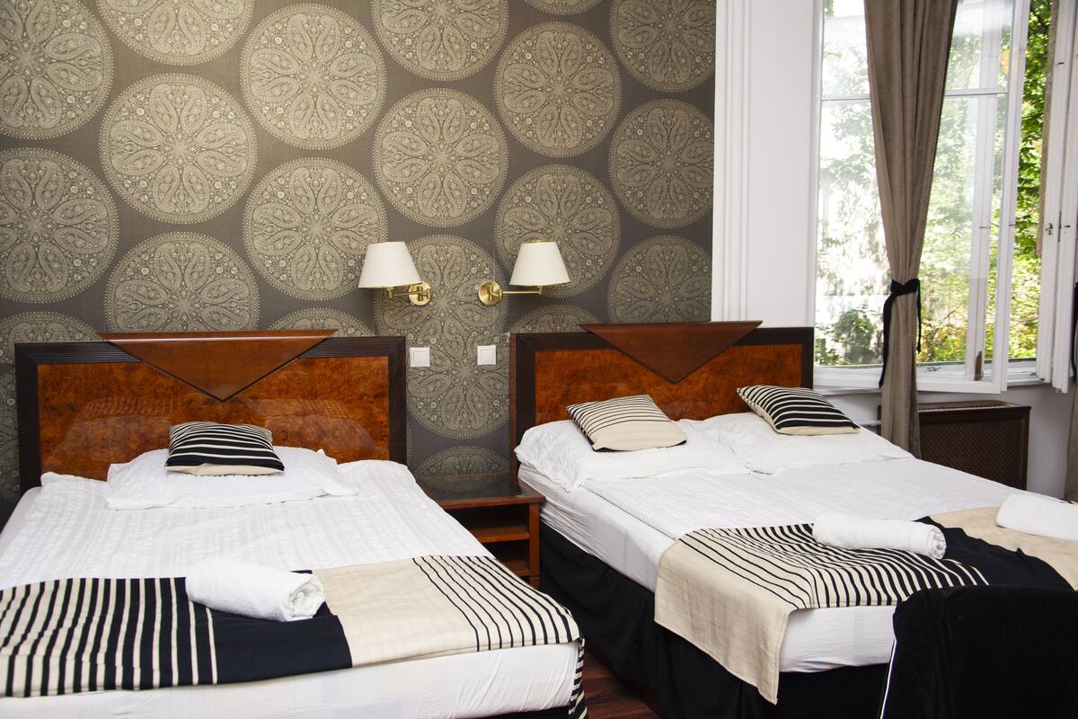 Standard-Doppel- oder -Zweibettzimmer | Schreibtisch, kostenlose Babybetten, kostenloses WLAN