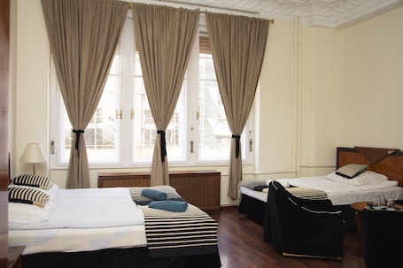 Escritorio, cunas gratuitas y wifi gratis