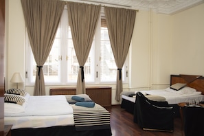 Tweepersoonskamer, voor 1 persoon | Een bureau, gratis babybedden, gratis wifi