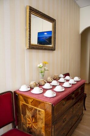 Double Room Single Use | Living area | 82-cm TV with digital channels - Evergreen Budapest Bed & Breakfast and Guest House (Budapest)