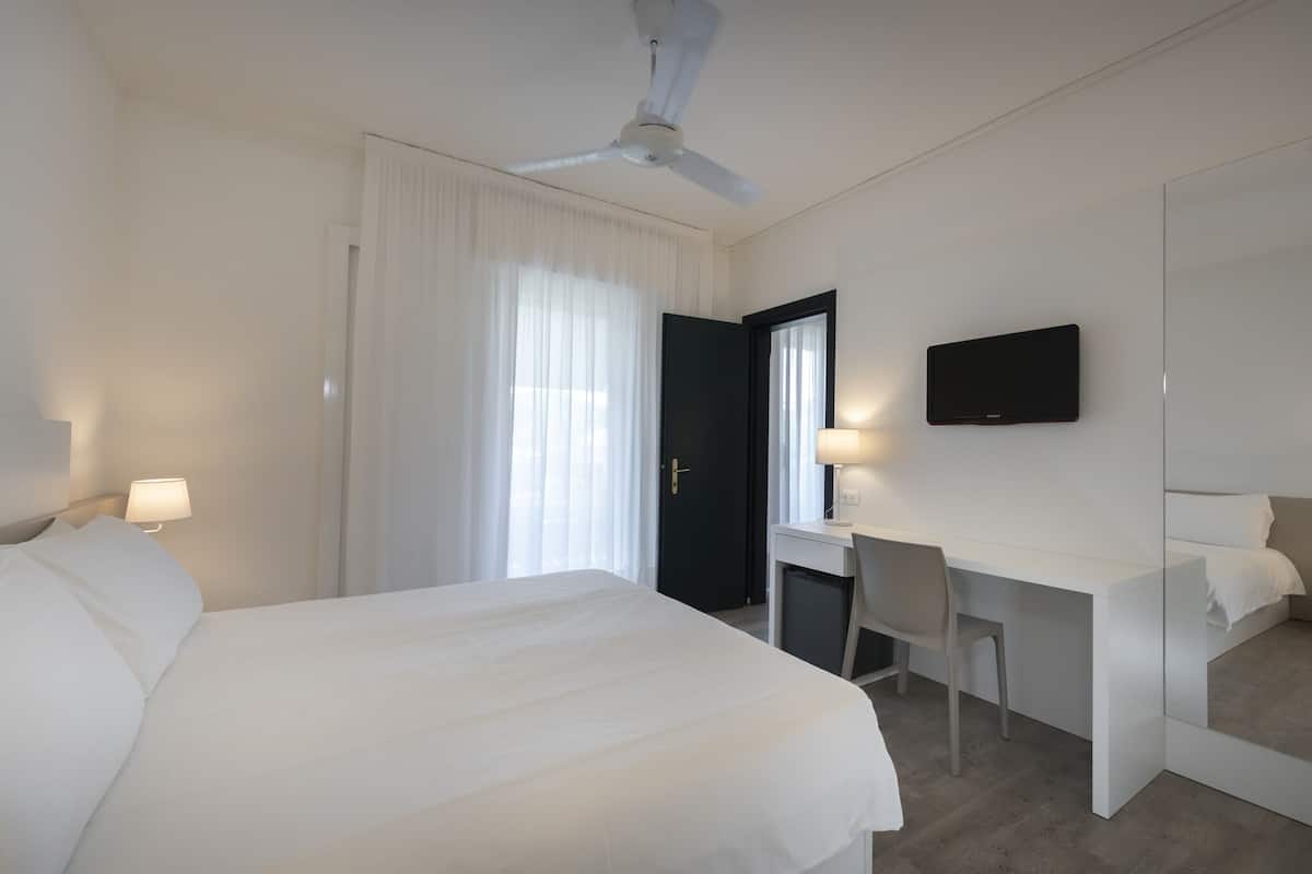 Driepersoonskamer, kamers met tussendeur | 1 slaapkamer, een minibar, een kluis op de kamer, een bureau