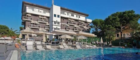 Außenpool, Sonnenschirme, Liegestühle