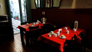 Free daily continental breakfast - Hostel Estacion Buenos Aires (Buenos Aires)