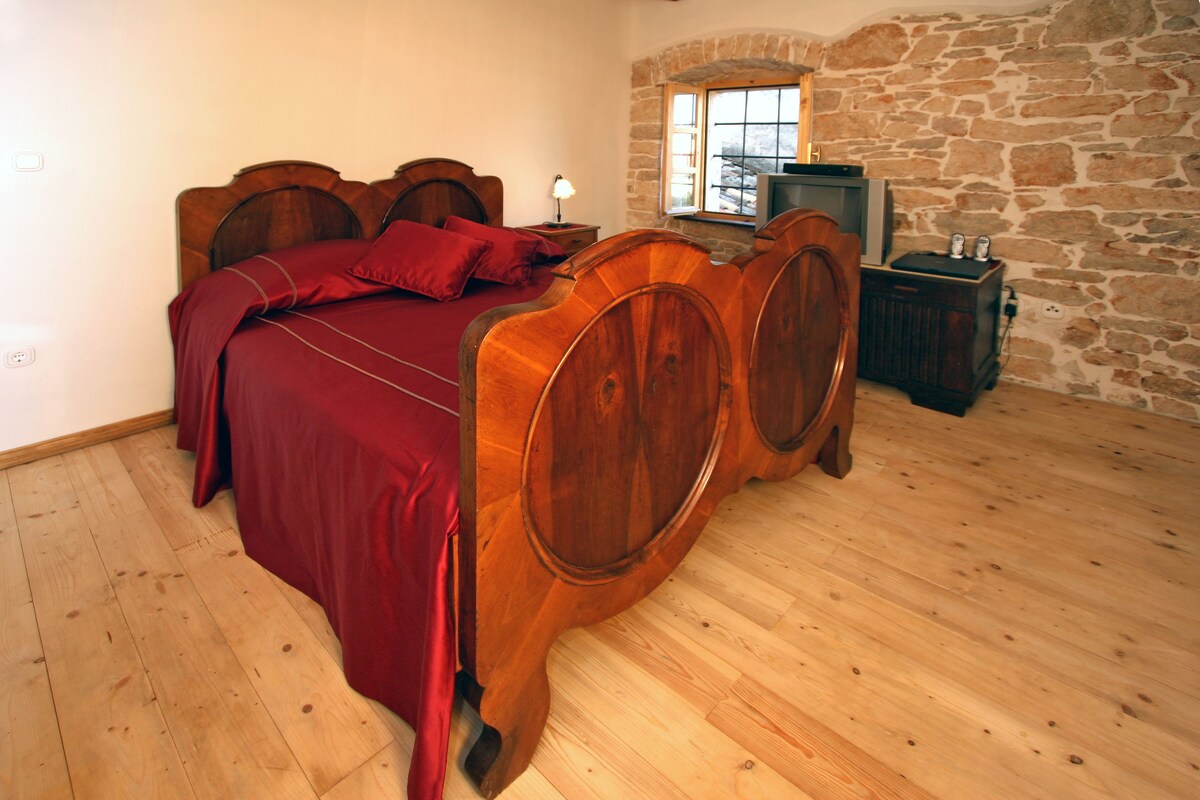 Iron/ironing board, cribs/infant beds, free WiFi