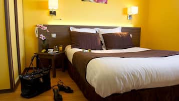 Dubbelrum | VÀrdeförvaringsskÄp pÄ rummet, skrivbord och ljudisolering