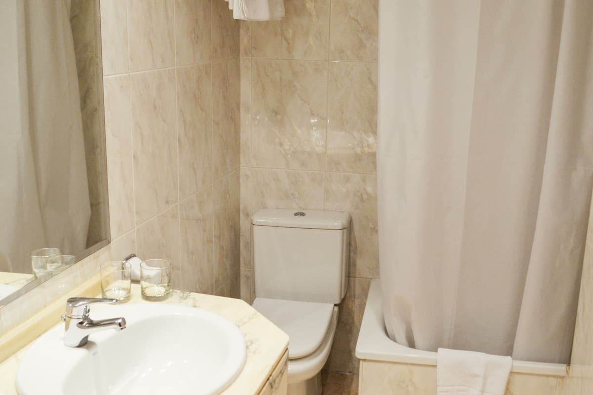 double room | bathroom | bathtub, free toiletries, hair dryer, bidet