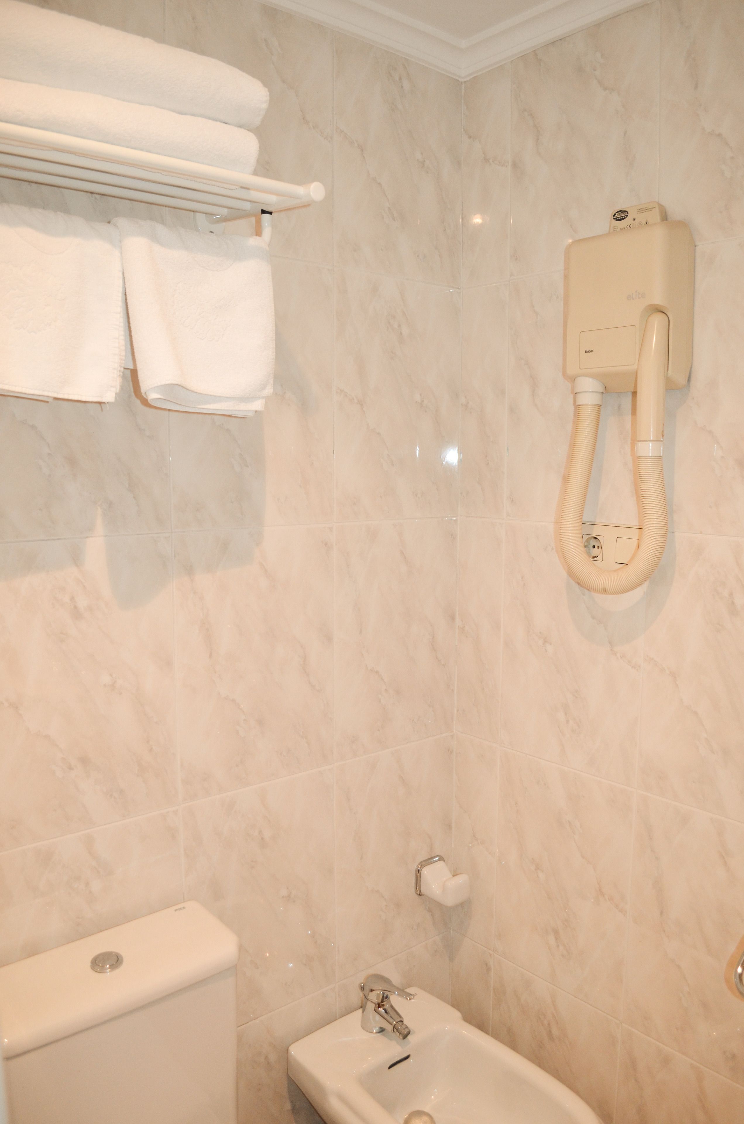 twin room | bathroom | bathtub, free toiletries, hair dryer, bidet