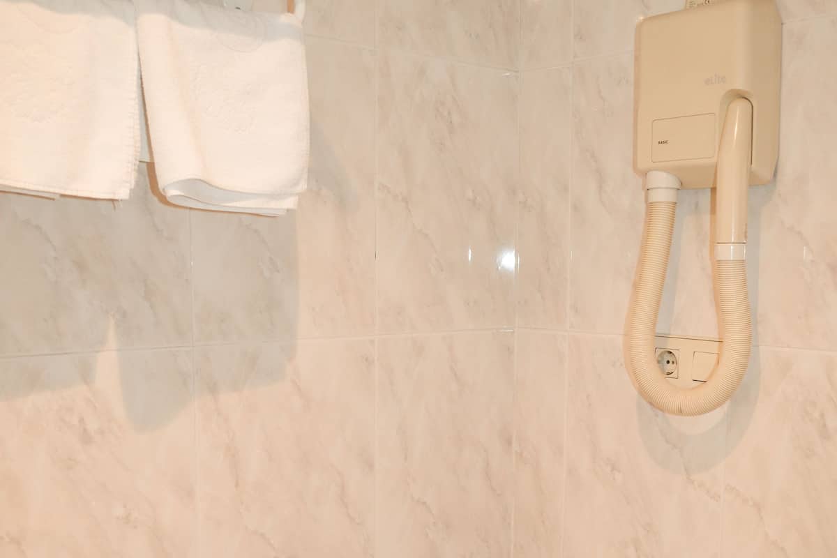 twin room | bathroom | bathtub, free toiletries, hair dryer, bidet