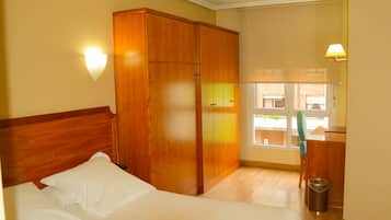 Tweepersoonskamer | Een minibar, een kluis op de kamer, een bureau