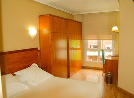 Minibar, caja de seguridad en la habitación y escritorio 