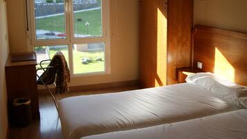 Twin kamer | Een minibar, een kluis op de kamer, een bureau