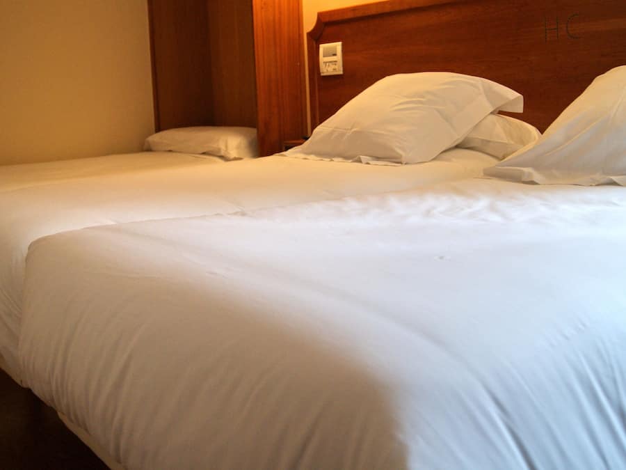 Minibar, coffres-forts dans les chambres, bureau