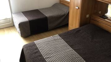 Family Room | Desk, free WiFi
