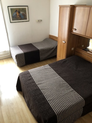 Familiekamer | Een bureau, gratis wifi