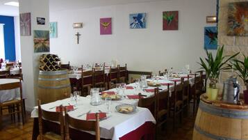 Breakfast, lunch, dinner served; French cuisine