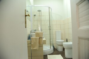 Comfort Apartment, 2 Bedrooms, Connecting Rooms | Bathroom | Shower, hair dryer, bidet, towels