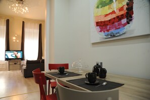 Comfort Apartment, 2 Bedrooms, Connecting Rooms | Private kitchenette | Fridge, microwave, stovetop, dishwasher - Budapest Easy Flats- Operetta Lux Apartment (Budapest)