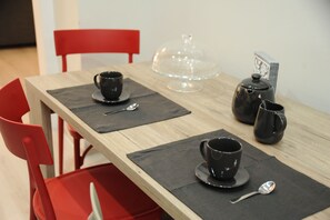 Comfort Apartment, 2 Bedrooms, Connecting Rooms | Private kitchenette | Fridge, microwave, stovetop, dishwasher