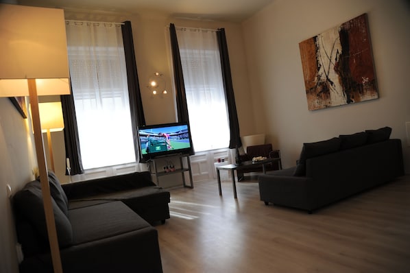 Comfort Apartment, 2 Bedrooms, Connecting Rooms | Living room | 40-inch LED TV with cable channels, TV