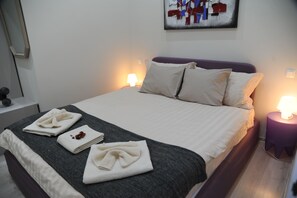 Comfort Apartment, 2 Bedrooms, Connecting Rooms | 2 bedrooms, down duvets, desk, iron/ironing board