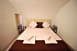 Leilighet, 3 soverom, kjøkken (Jokai 1) | 2 soverom, dundyner, skrivebord og strykejern/-brett