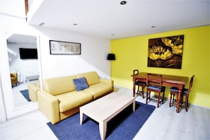 Apartemen, 3 kamar tidur, dapur (Jokai 1) | Ruang keluarga | TV LED