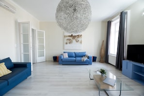 LED TV, DVD player - Budapest Easy Flats- Oktogon Lux Apartment (Budapest)