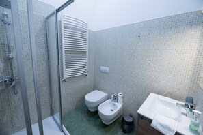 Combined shower/bathtub, jetted bath, hydromassage showerhead - Budapest Easy Flats- Oktogon Lux Apartment (Budapest)