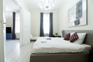 2 bedrooms, down duvets, iron/ironing board, free cots/infant beds - Budapest Easy Flats- Oktogon Lux Apartment (Budapest)