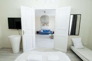 2 bedrooms, down duvets, iron/ironing board, free cots/infant beds - Budapest Easy Flats- Oktogon Lux Apartment (Budapest)
