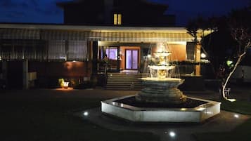 Fassade der Unterkunft – Abend/Nacht