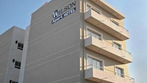 A multi-story building with the sign "Wilson Apart Hotel" indicating it is an apartment hotel.