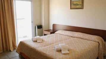 Brankas, setrika/meja setrika, dan tempat tidur bayi gratis