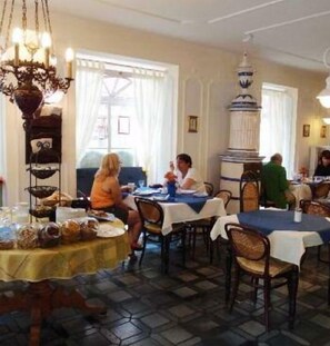 Frokost, lunsj og middag serveres, uteservering