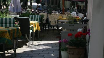 Petit déjeuner, déjeuner et dîner servis sur place