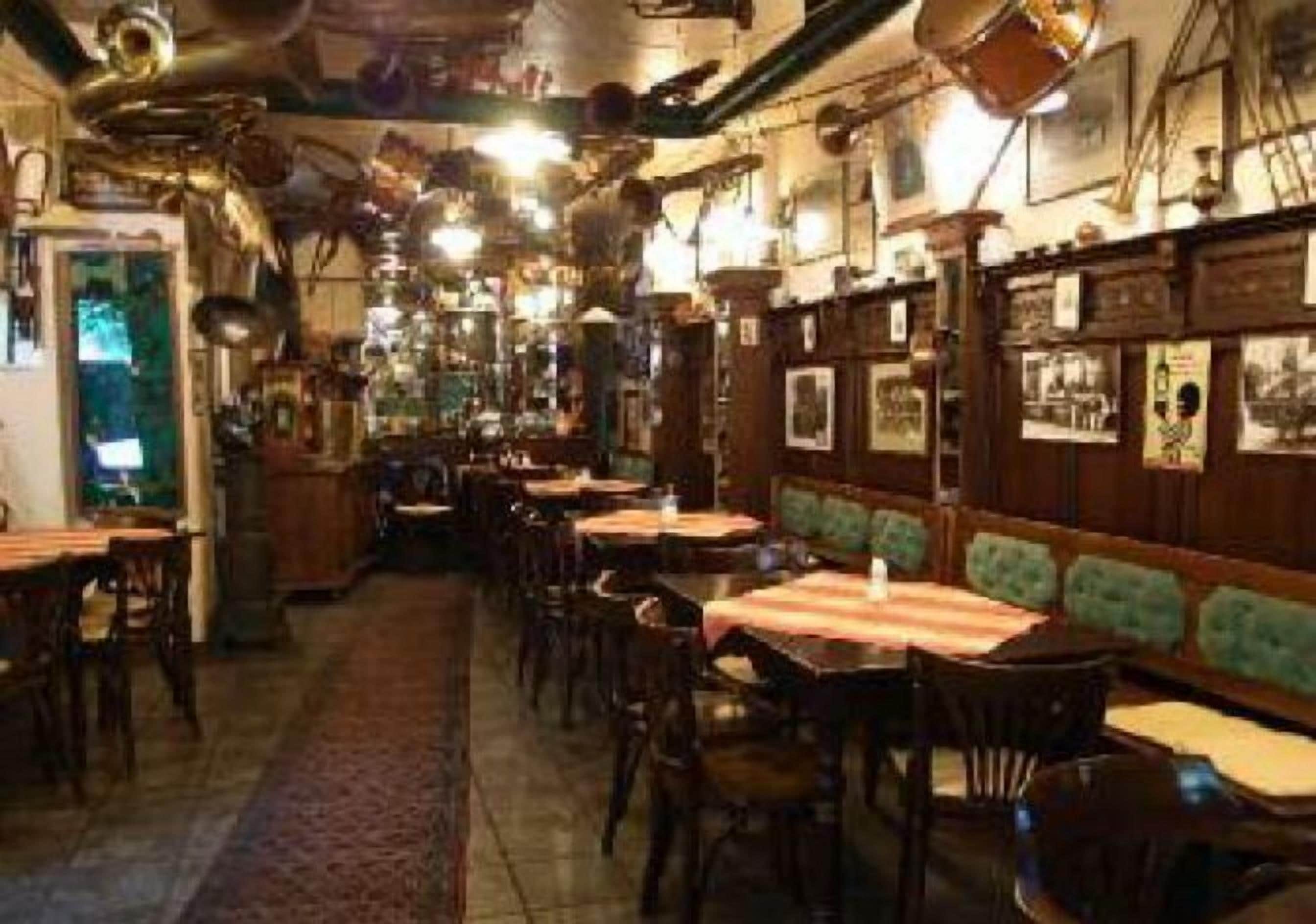 Se sirven desayunos y almuerzos, restaurante con mesas al aire libre 