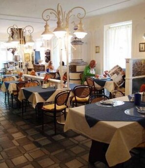 Café da manhã com buffet grátis todos os dias